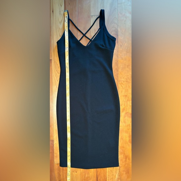 The perfect little black dress, lightweight, size medium, with stretch, to hug. - Picture 7 of 9